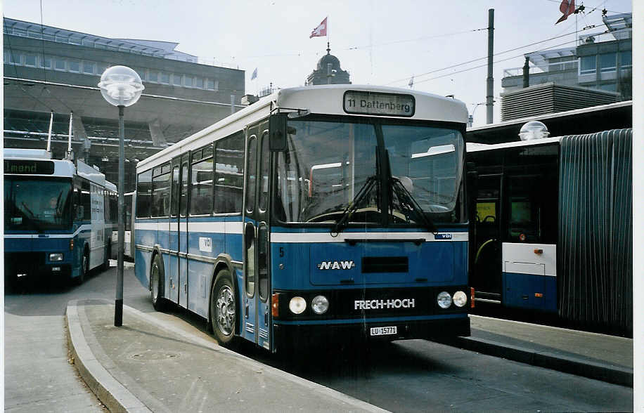 (075'215) - Bucheli, Kriens - Nr. 5/LU 15'771 - NAW/FHS am 25. Februar 2005 beim Bahnhof Luzern