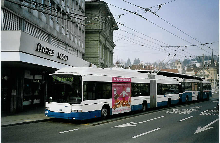 (075'231) - VBL Luzern - Nr. 204 - Hess/Hess Gelenktrolleybus am 25. Februar 2005 beim Bahnhof Luzern