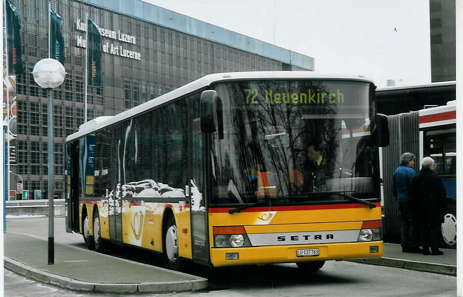 (075'302) - Stirnimann, Neuenkirch - Nr. 45/LU 137'763 - Setra am 25. Februar 2005 beim Bahnhof Luzern