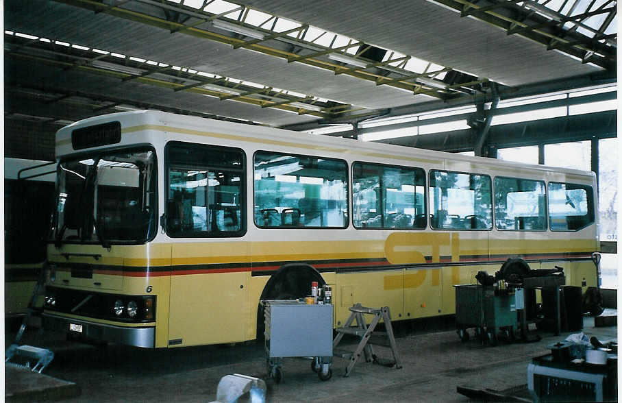 (076'002) - STI Thun - Nr. 6/BE 26'667 - Volvo/FHS (ex TSG Blumenstein Nr. 6) am 9. April 2005 in Thun, Garage