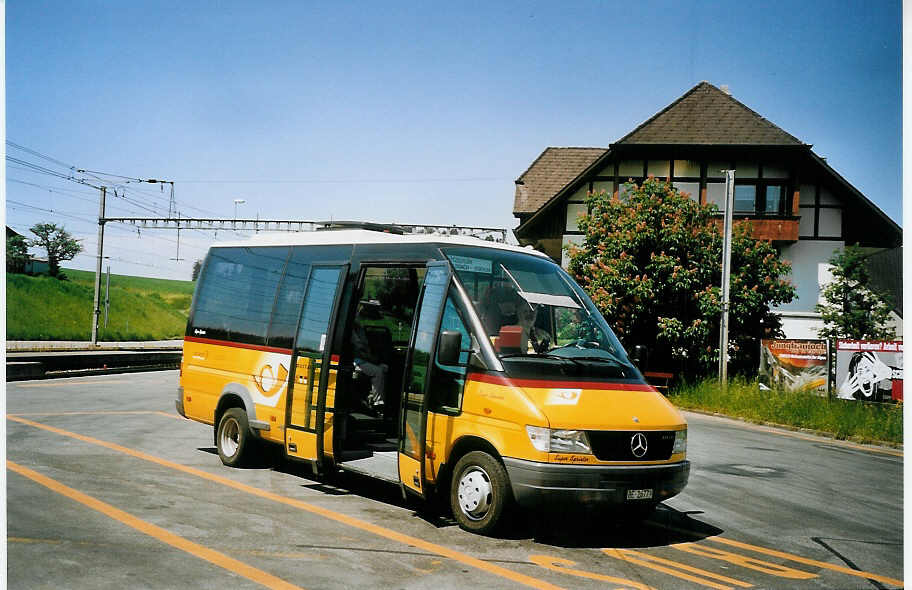 (076'807) - Leibundgut, Obergoldbach - BE 26'779 - Mercedes/Auwrter am 29. Mai 2005 beim Bahnhof Biglen