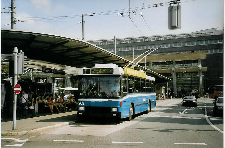 (077'811) - VBL Luzern - Nr. 269 - NAW/R&J-Hess Trolleybus am 18. Juni 2005 beim Bahnhof Luzern