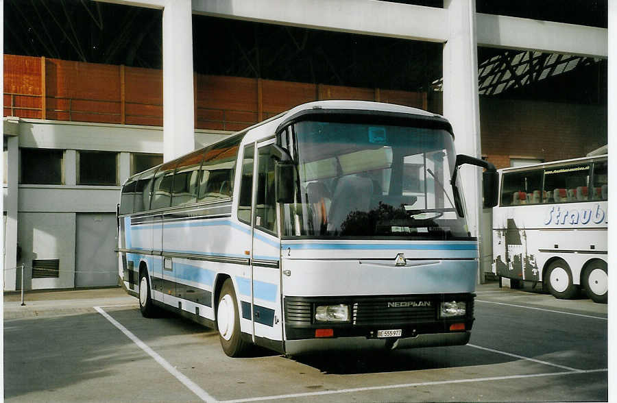 (077'928) - Straubhaar, Thun - Nr. 2/BE 555'977 - Neoplan am 21. Juni 2005 in Thun, Grabengut