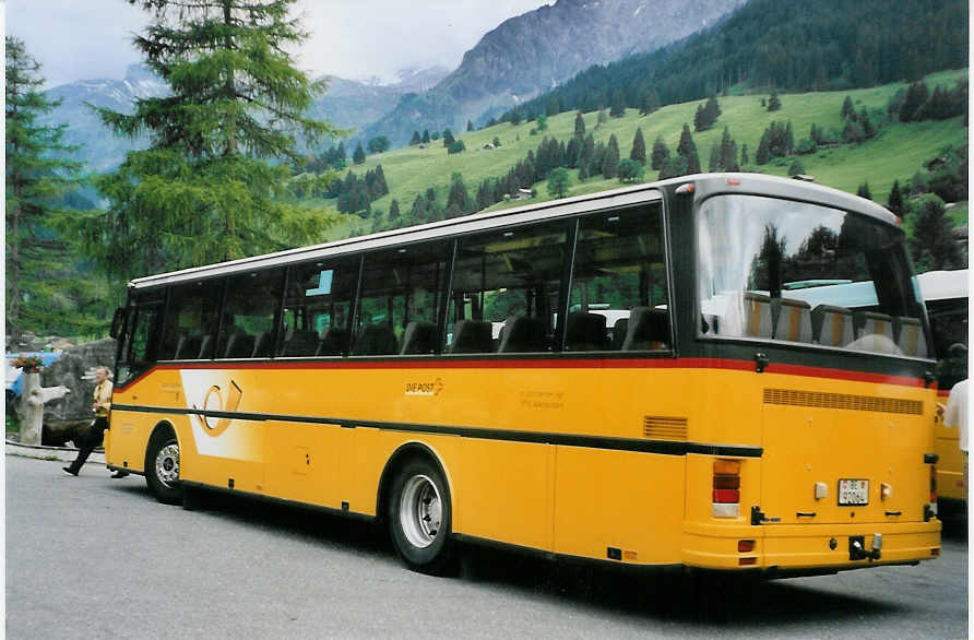 (078'029) - Portenier, Adelboden - Nr. 8/BE 92'064 - Setra (ex Geiger, Adelboden Nr. 8; ex P 25'053) am 25. Juni 2005 in Kiental, Garage