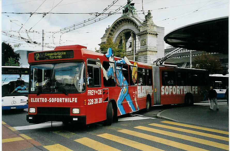 (078'602) - VBL Luzern - Nr. 198 - NAW/Hess Gelenktrolleybus am 11. Juli 2005 beim Bahnhof Luzern