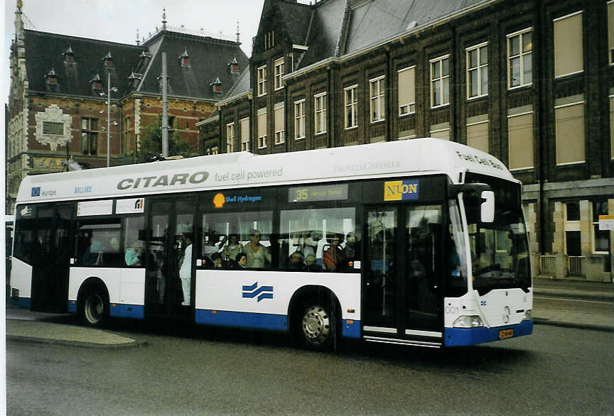 (078'637) - GVB Amsterdam - Nr. 1/ZZ-65-68 - Mercedes am 20. Juli 2005 beim Bahnhof Amsterdam