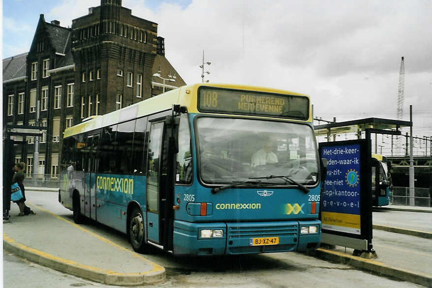 (078'718) - Connexxion - Nr. 2805/BJ-XZ-47 - Den Oudsten am 20. Juli 2005 beim Bahnhof Amsterdam