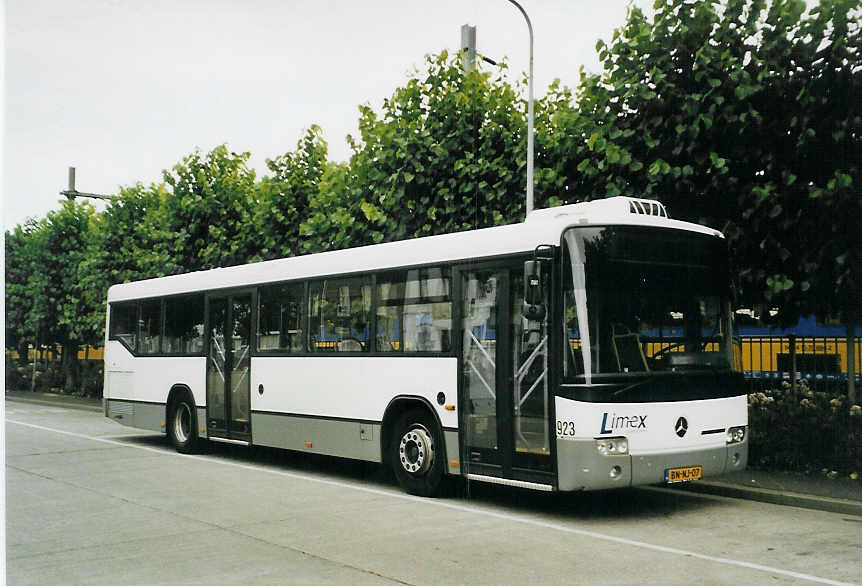 (078'931) - Limex, Maastricht - Nr. 923/BN-NJ-07 - Mercedes am 23. Juli 2005 beim Bahnhof Maastricht