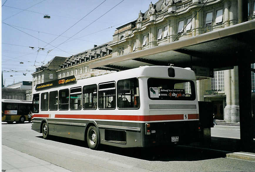 (079'134) - VBSG St. Gallen - Nr. 220/SG 141'220 - Saurer/Hess am 28. Juli 2005 beim Bahnhof St. Gallen