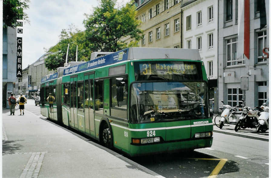 (079'310) - BVB Basel - Nr. 924 - Neoplan Gelenktrolleybus am 30. Juli 2005 in Basel, Claraplatz