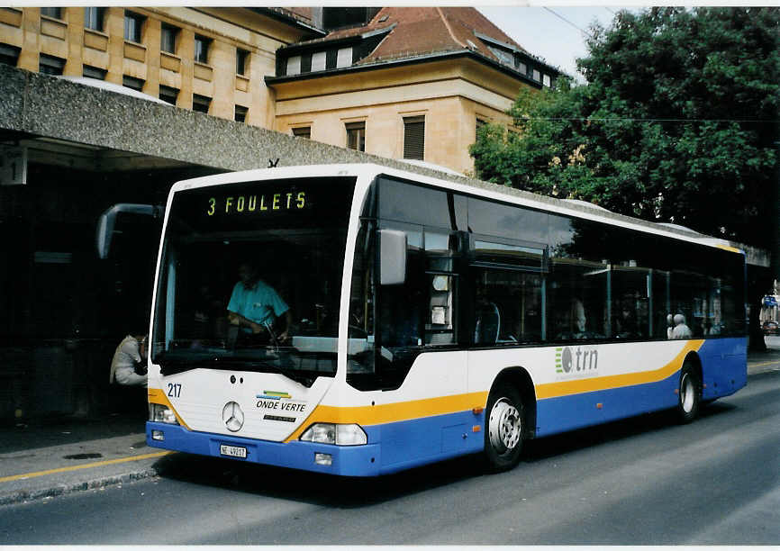 (080'007) - TC La Chaux-de-Fonds - Nr. 217/NE 49'217 - Mercedes am 27. August 2005 beim Bahnhof La Chaux-de-Fonds