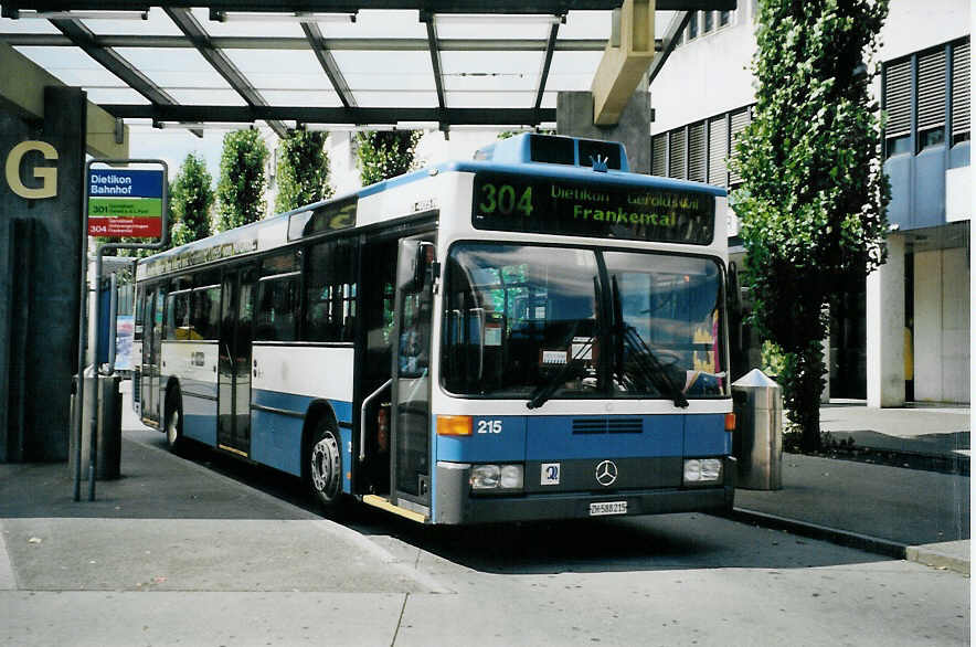 (080'034) - VBZ Zrich - Nr. 215/ZH 588'215 - Mercedes am 28. August 2005 beim Bahnhof Dietikon