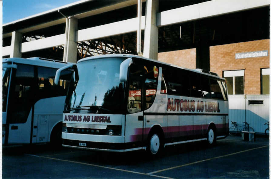 (080'515) - AAGL Liestal - Nr. 32/BL 7030 - Setra am 24. September 2005 in Thun, Grabengut