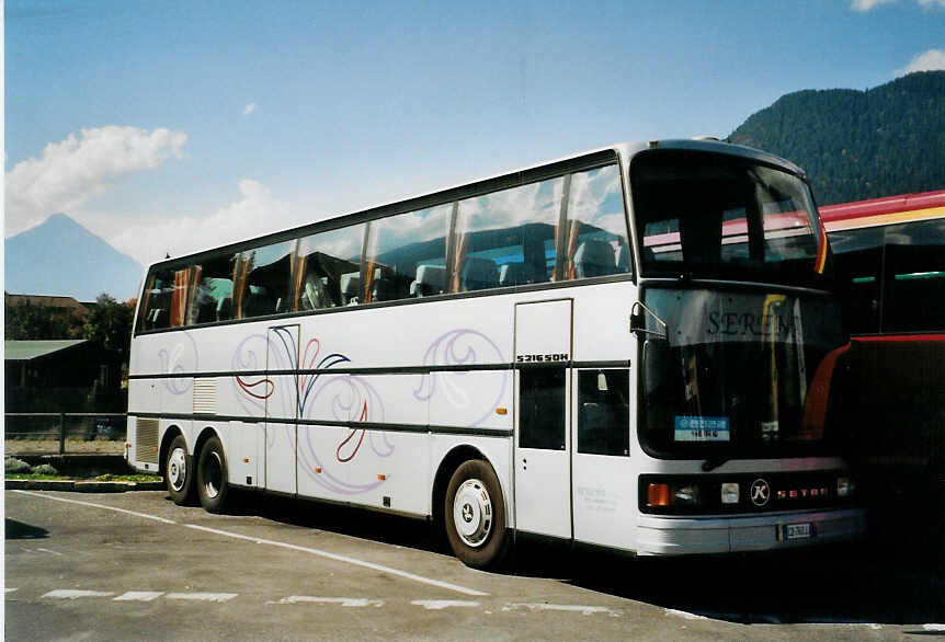 (080'522) - Aus Italien: Serena, Roma - CD-760 JJ - Setra am 25. September 2005 beim Bahnhof Interlaken West