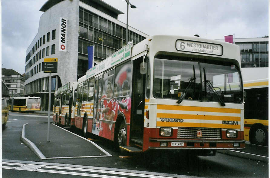 (080'630) - STI Thun - Nr. 31/BE 419'031 - Volvo/R&J (ex SAT Thun Nr. 31) am 2. Oktober 2005 beim Bahnhof Thun