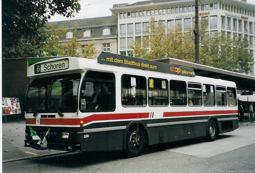 (080'817) - VBSG St. Gallen - Nr. 220/SG 141'220 - Saurer/Hess am 18. Oktober 2005 beim Bahnhof St. Gallen