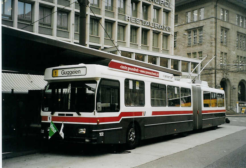 (080'824) - VBSG St. Gallen - Nr. 102 - Saurer/Hess Gelenktrolleybus am 18. Oktober 2005 beim Bahnhof St. Gallen