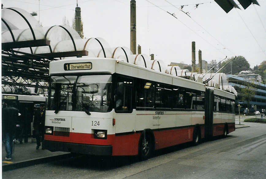 (080'924) - SW Winterthur - Nr. 124 - Saurer/FHS Gelenktrolleybus am 18. Oktober 2005 beim Hauptbahnhof Winterthur