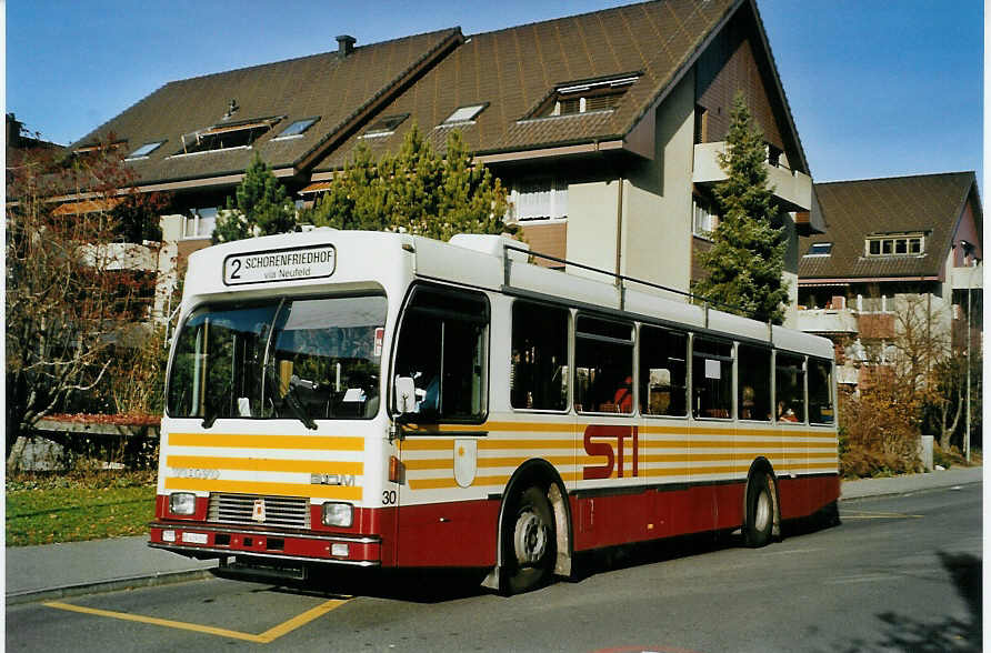 (081'529) - STI Thun - Nr. 30/BE 419'030 - Volvo/R&J (ex SAT Thun Nr. 30) am 20. November 2005 in Thun, Schorenfriedhof