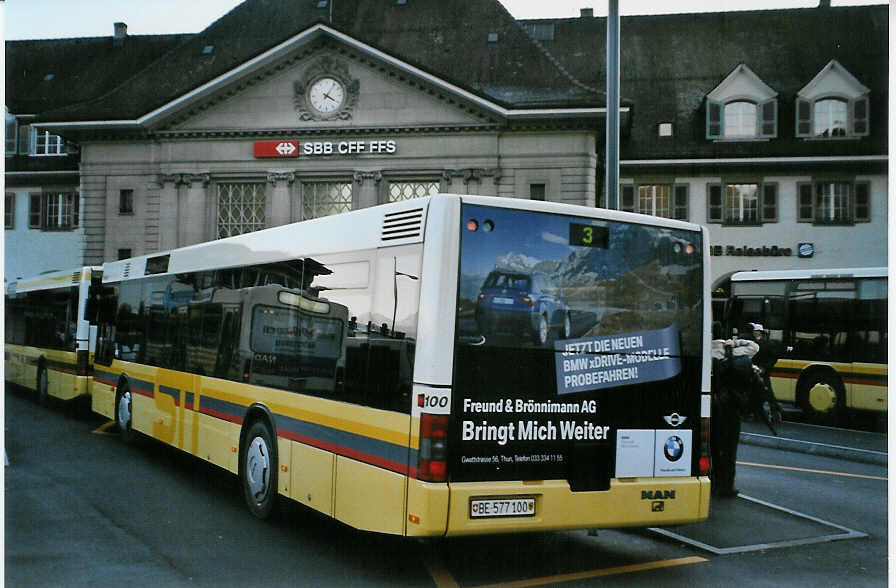 (081'536) - STI Thun - Nr. 100/BE 577'100 - MAN am 20. November 2005 beim Bahnhof Thun