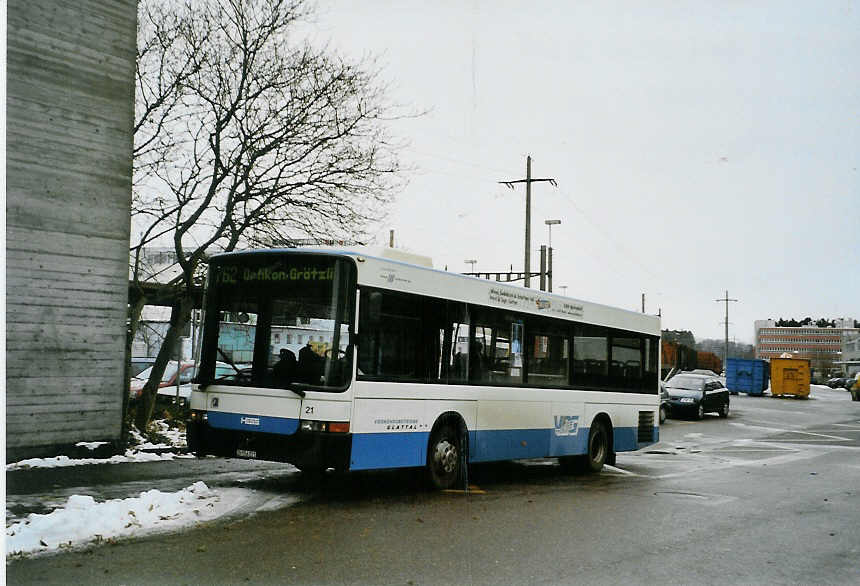 (081'621) - Maag, Kloten - Nr. 21/ZH 556'221 - Volvo/Hess am 28. November 2005 beim Bahnhof Glattbrugg