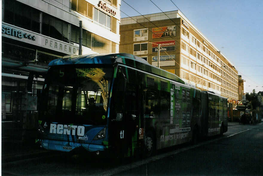 (081'834) - TL Lausanne - Nr. 561/VD 545'159 - Van Hool am 18. Dezember 2005 beim Bahnhof Lausanne