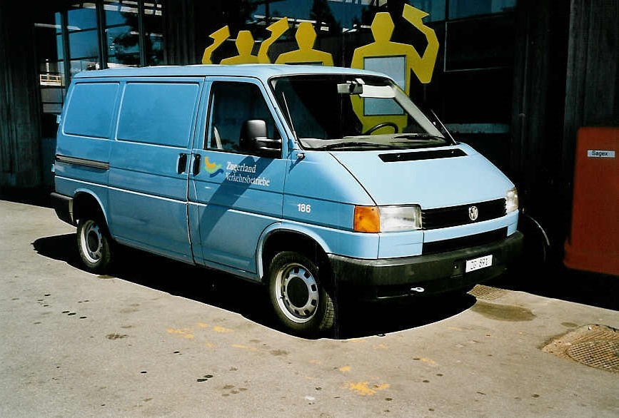 (040'119) - Aus dem Archiv: ZVB Zug - Nr. 186/ZG 891 - VW am 8. April 2000 in Zug, Garage