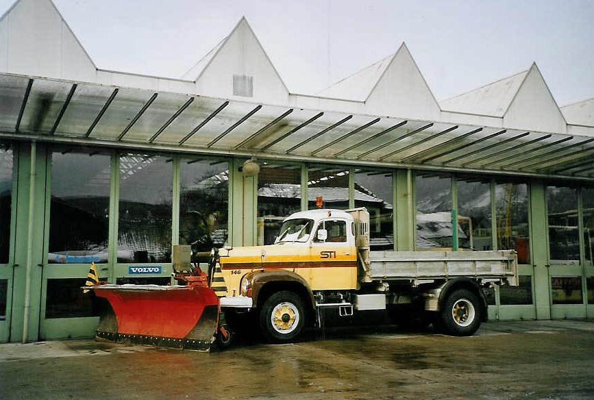 (064'936) - Aus dem Archiv: STI Thun - Nr. 146 - Saurer am 31. Dezember 2003 in Thun, Garage