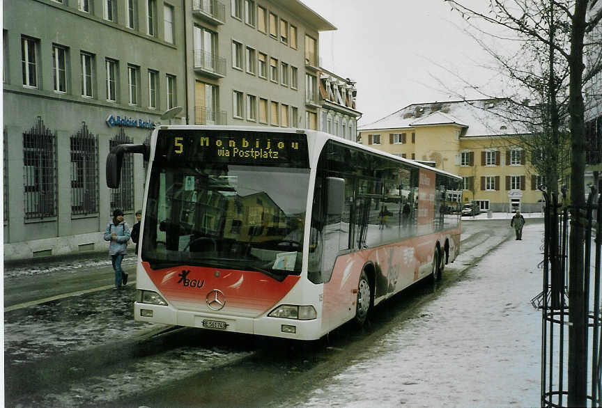 (082'216) - BGU Grenchen - Nr. 15/BE 561'743 - Mercedes am 28. Dezember 2005 in Grenchen, Postplatz