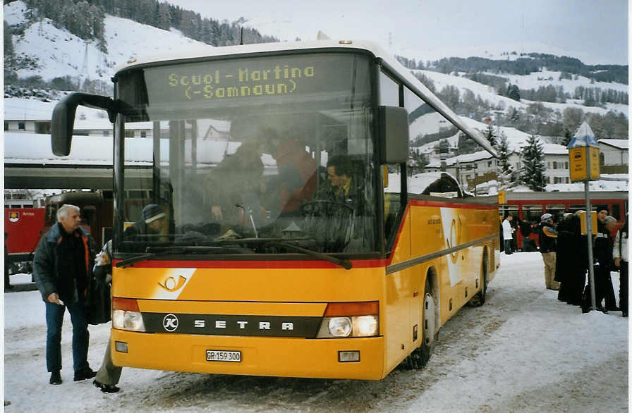 (082'406) - PostAuto Graubnden - GR 159'300 - Setra (ex P 25'695) am 1. Januar 2006 beim Bahnhof Scuol-Tarasp