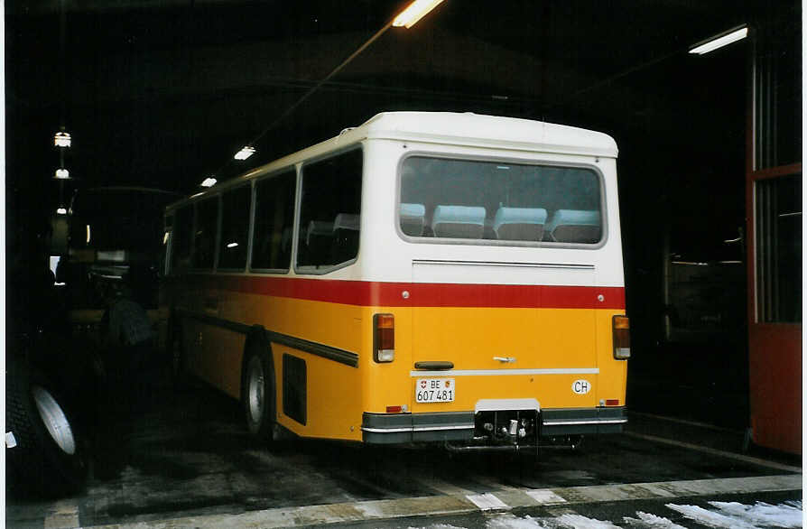 (082'423) - AVG Meiringen - BE 607'481 - Saurer/R&J (ex PostAuto Berner Oberland; ex P 24'357) am 3. Januar 2006 in Interlaken, Postgarage