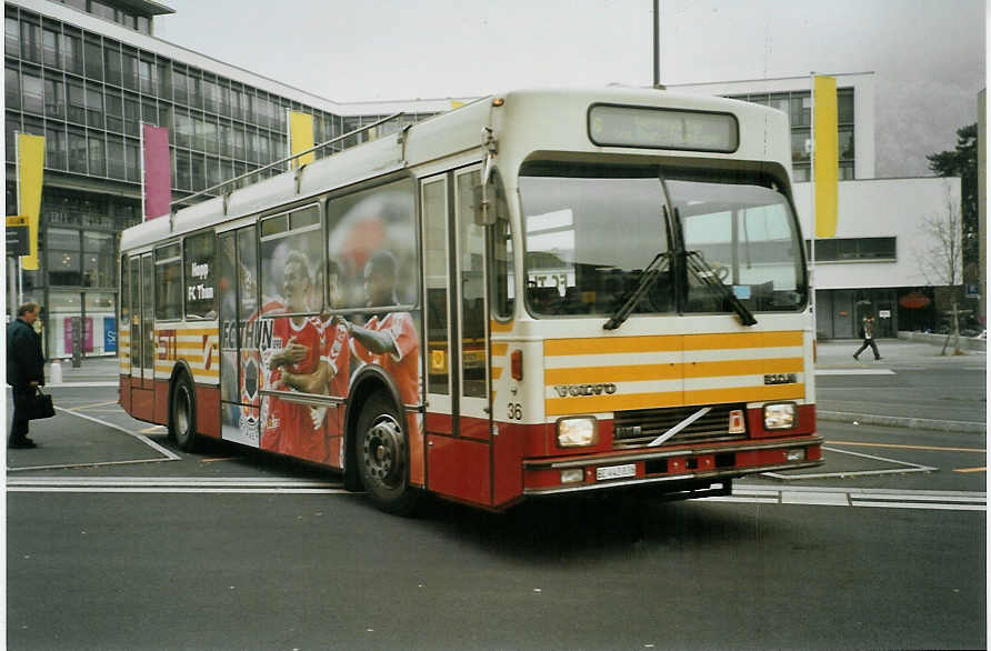 (082'526) - STI Thun - Nr. 36/BE 443'836 - Volvo/R&J (ex SAT Thun Nr. 36) am 11. Januar 2006 beim Bahnhof Thun