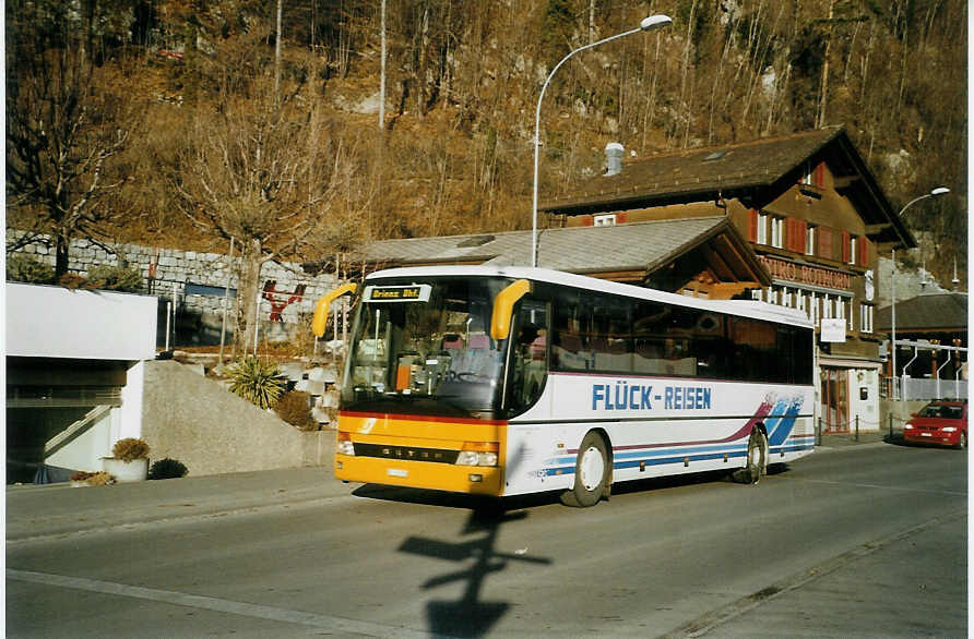 (082'736) - Flck, Brienz - BE 156'358 - Setra am 22. Januar 2006 beim Bahnhof Brienz