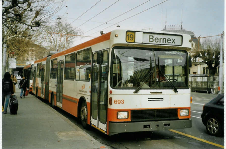 (083'419) - TPG Genve - Nr. 693 - NAW/Hess Gelenktrolleybus am 6. Mrz 2006 in Genve, 22-Cantons