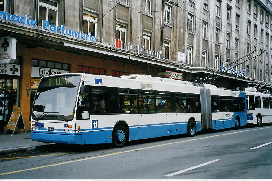 (083'732) - TL Lausanne (VMCV 11) - Nr. 637 - Van Hool Gelenktrolleybus am 6. Mrz 2006 in Lausanne, Bel-Air