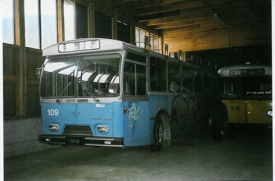 (084'115) - VBL Luzern (Krauer) - Nr. 109 - Volvo/Hess am 2. April 2006 in Selzach, Halle TVS