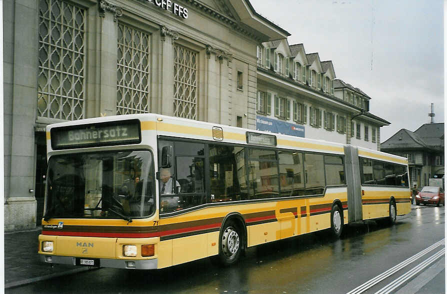 (084'326) - STI Thun - Nr. 71/BE 385'871 - MAN am 28. April 2006 beim Bahnhof Thun