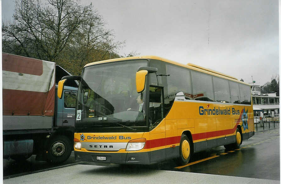 (084'330) - AVG Grindelwald - Nr. 12/BE 356'085 - Setra am 28. April 2006 beim Bahnhof Thun