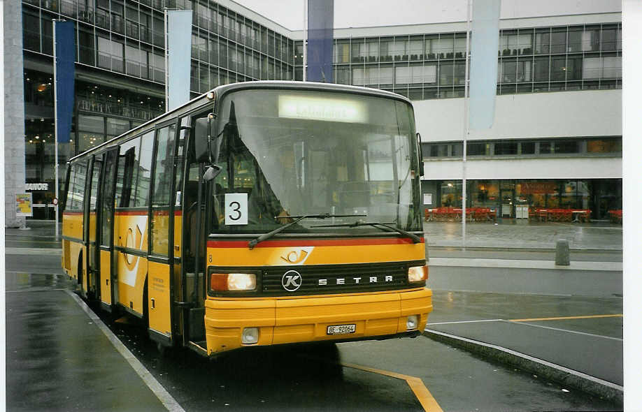 (084'334) - Portenier, Adelboden - Nr. 8/BE 92'064 - Setra (ex Geiger, Adelboden Nr. 8; ex P 25'053) am 28. April 2006 beim Bahnhof Thun