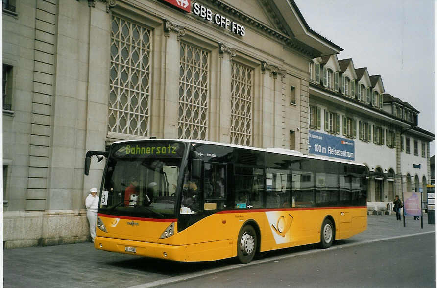 (084'411) - Moser, Teuffenthal - BE 60'582 - Van Hool (ex Burri, Teuffenthal) am 29. April 2006 beim Bahnhof Thun