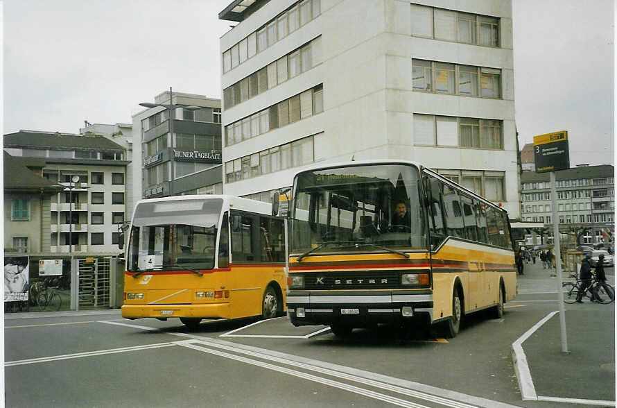 (084'436) - AVBB Schwanden - Nr. 1/BE 123'485 - Volvo/Berkhof + STI Thun - Nr. 2/BE 26'532 - Setra (ex ATGH Heiligenschwendi Nr. 2) am 29. April 2006 beim Bahnhof Thun