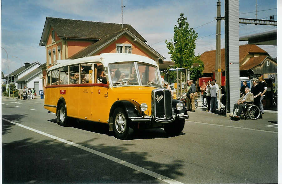 (085'007) - Trachsel, Hasle-Regsau - BE 26'811 - Saurer (ex Solr+Fontana, Ilanz) am 13. Mai 2006 beim Bahnhof Aarberg