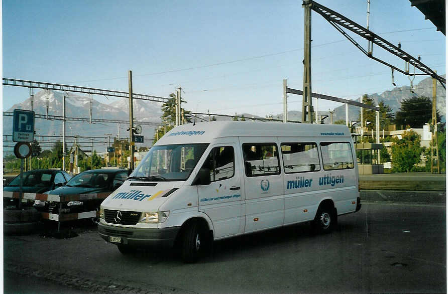 (085'533) - Mller, Uttigen - BE 292'515 - Mercedes am 25. Mai 2006 beim Bahnhof Thun