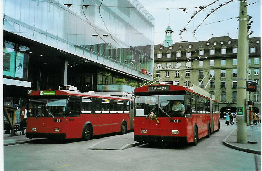 (085'705) - Bernmobil, Bern - Nr. 34 - FBW/Gangloff + Nr. 61 - FBW/Hess Gelenktrolleybussse am 28. Mai 2006 beim Bahnhof Bern