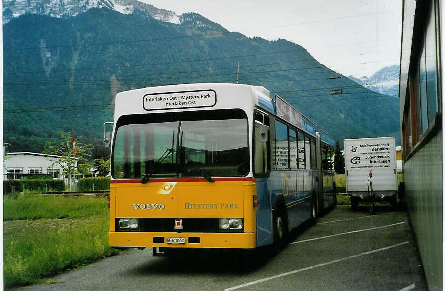 (085'825) - PostAuto Bern - BE 610'550 - Volvo/R&J (ex VB Biel Nr. 132) am 4. Juni 2006 in Interlaken, Garage