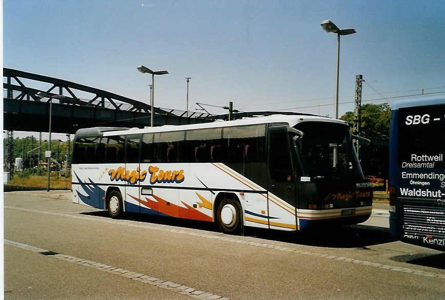 (087'333) - Magic Tours, Freiburg - FR-MT 1001 - Neoplan am 24. Juli 2006 beim Bahnhof Freiburg