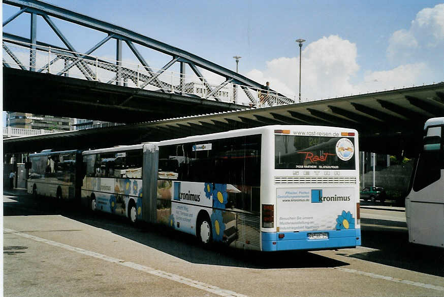 (087'401) - Rast, Hartheim - FR-AR 25 - Setra am 24. Juli 2006 beim Bahnhof Freiburg