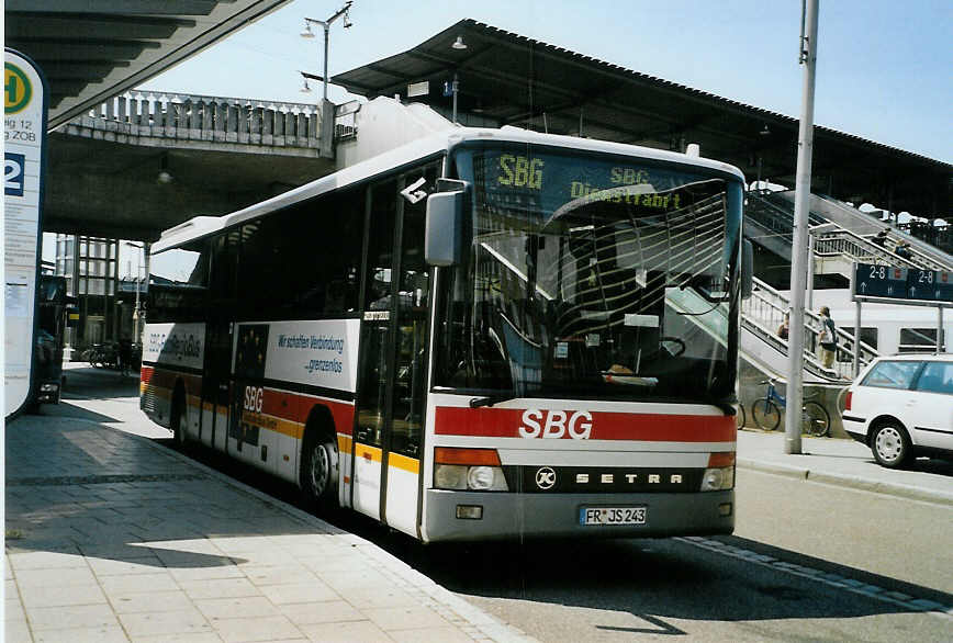 (087'404) - SBG Freiburg - FR-JS 243 - Setra am 24. Juli 2006 beim Bahnhof Freiburg