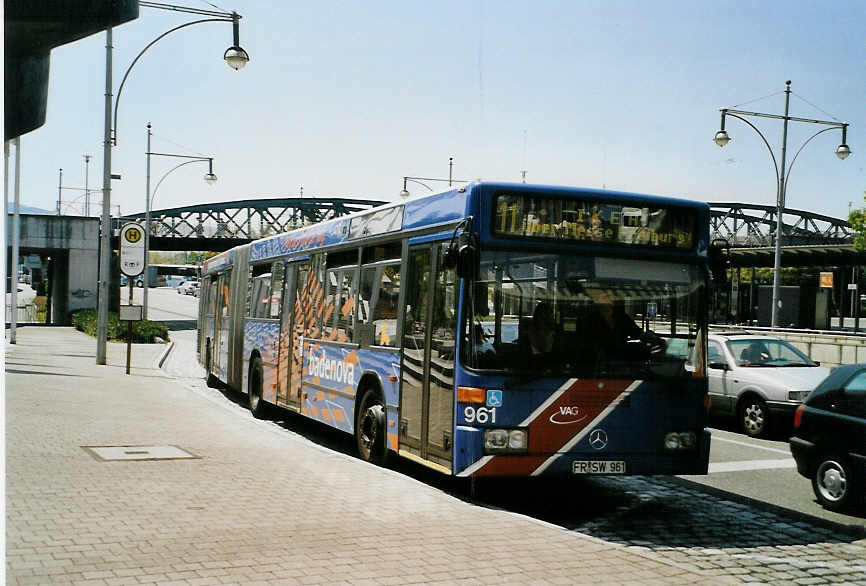 (087'409) - VAG Freiburg - Nr. 961/FR-SW 961 - Mercedes am 24. Juli 2006 beim Bahnhof Freiburg