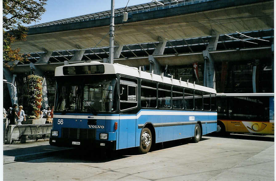 (087'601) - VBL Luzern - Nr. 56/LU 15'056 - Volvo/Hess am 25. Juli 2006 beim Bahnhof Luzern